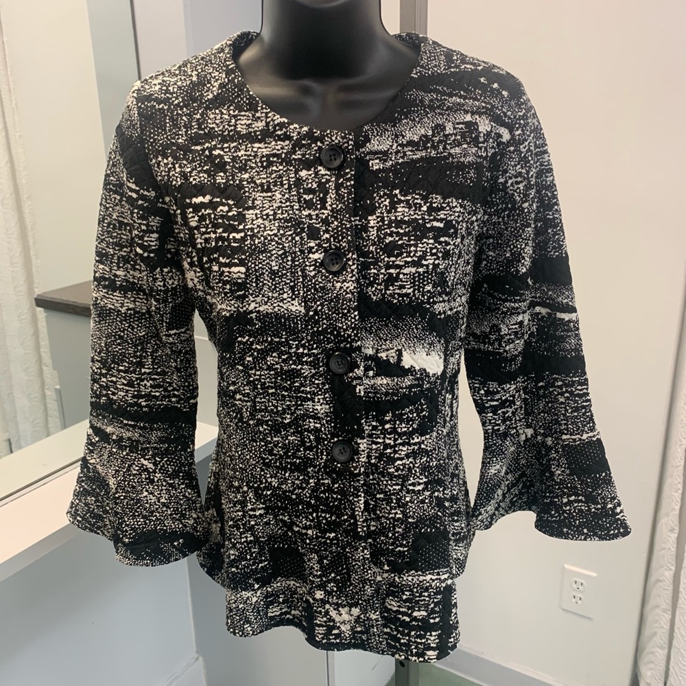 COMFY USA black and white pattern jacket w/ bell sleeves. Never worn, with tags.